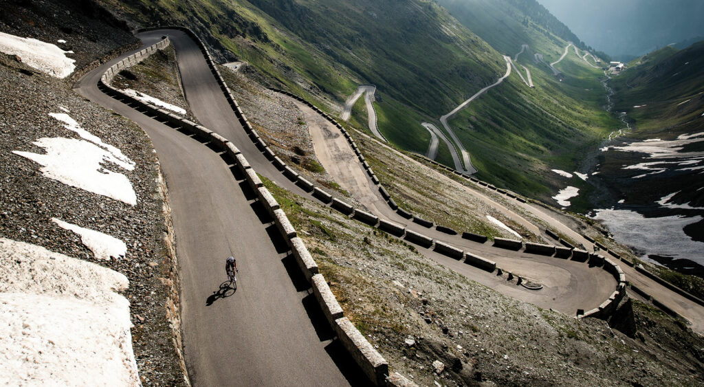 I 48 tornanti del versante di Bormio rappresentano una delle salite più leggendarie del ciclismo mondiale.