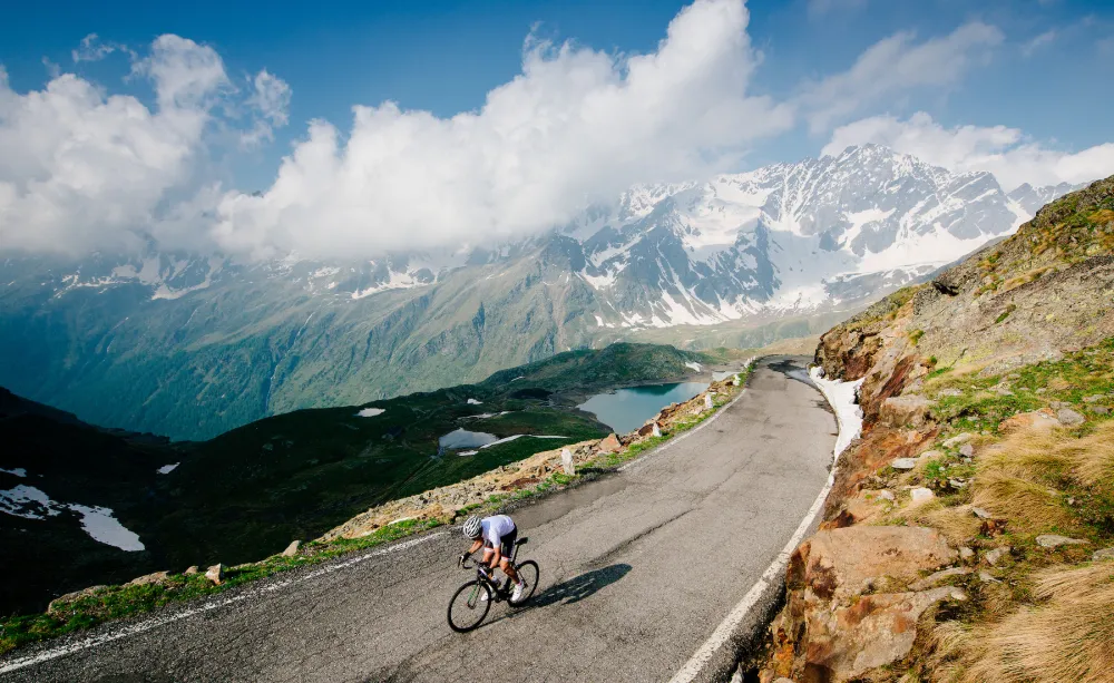 Il Passo Gavia affascina per la sua lunghezza, l’altitudine e gli spettacolari paesaggi alpini.