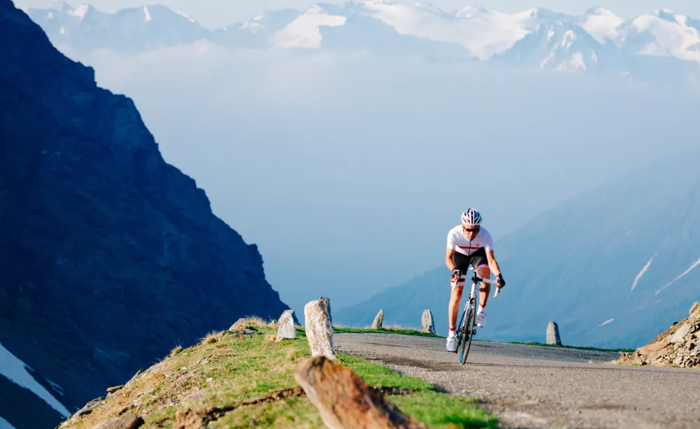 Il Passo Gavia affascina per la sua lunghezza, l’altitudine e gli spettacolari paesaggi alpini.