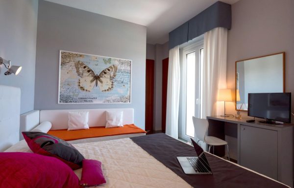 Standard double room with side sea-view balcony