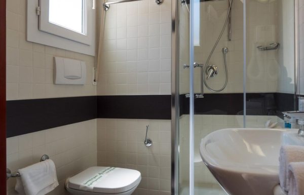 Standard double room with side sea-view balcony